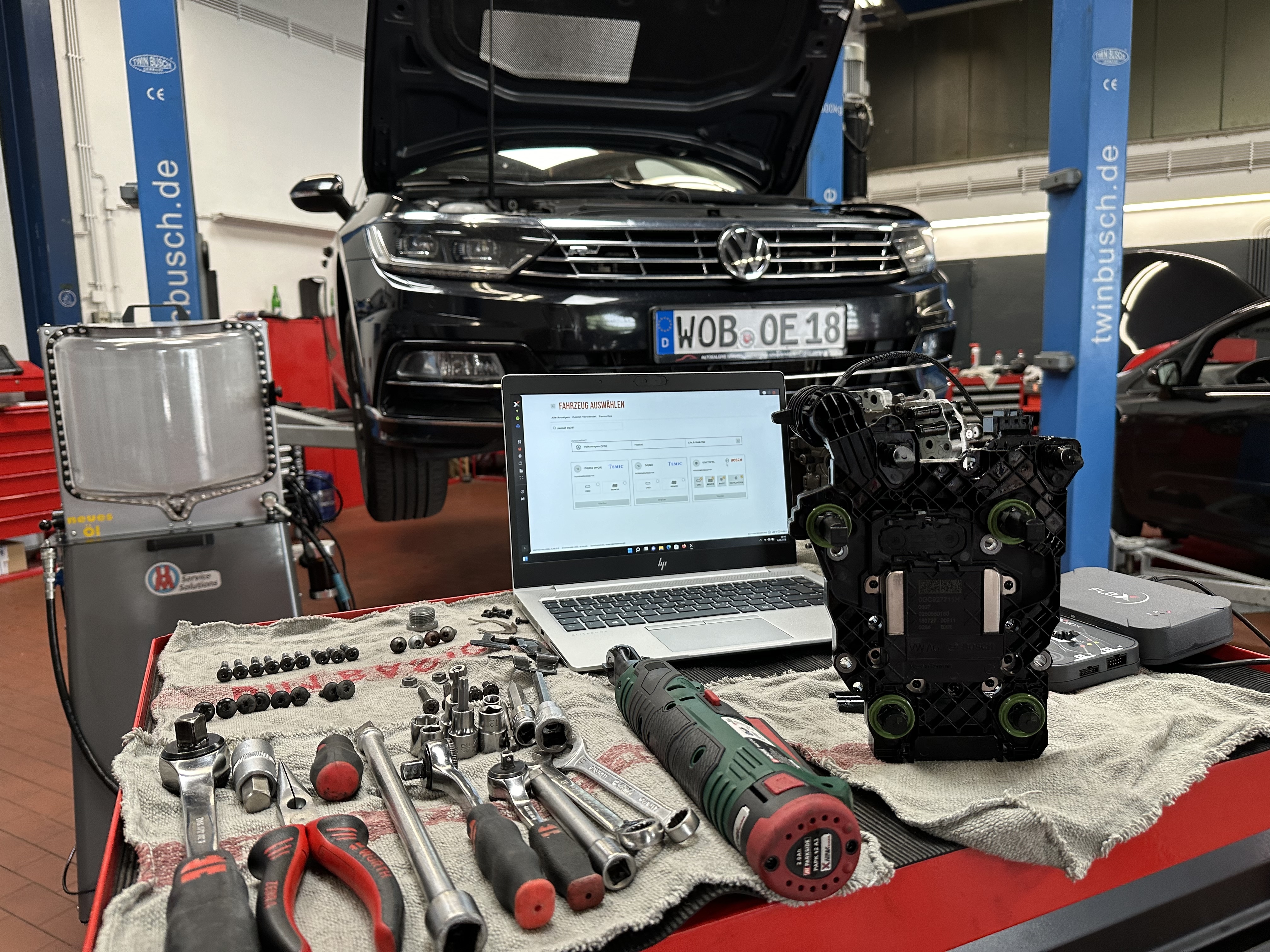 Ausbau des DSG Getriebesteuergeräts am Fahrzeug